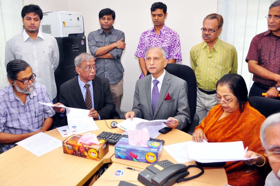 Dhaka University Vice-Chancellor Prof Dr AAMS Arefin Siddique formally announces the admission result of Cha Unit for 2015-16 Session at DU Central Admission Office at the Administration Building of the University on Tuesday.