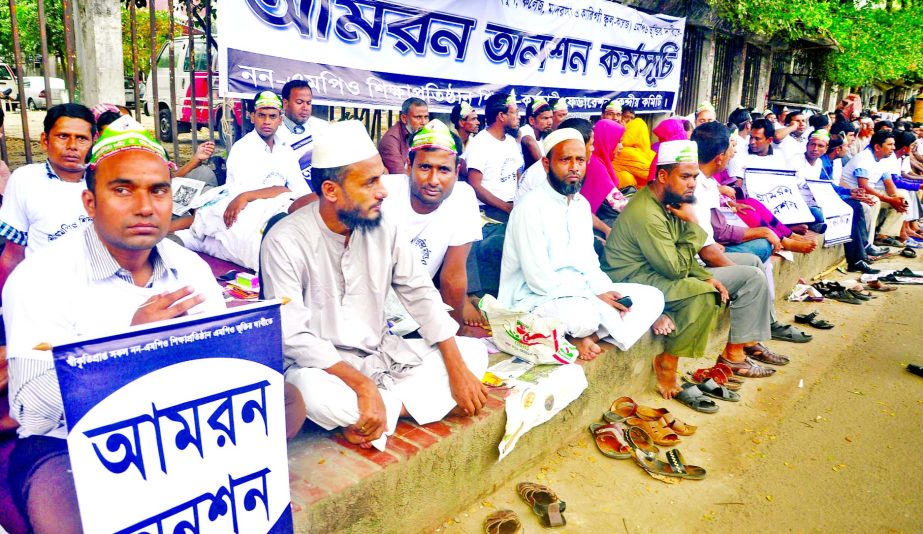 Non-MPO teachers on fast unto death for 6th consecutive day on Saturday in front of the Jatiya Press Club demanding inclusion into MPO list.