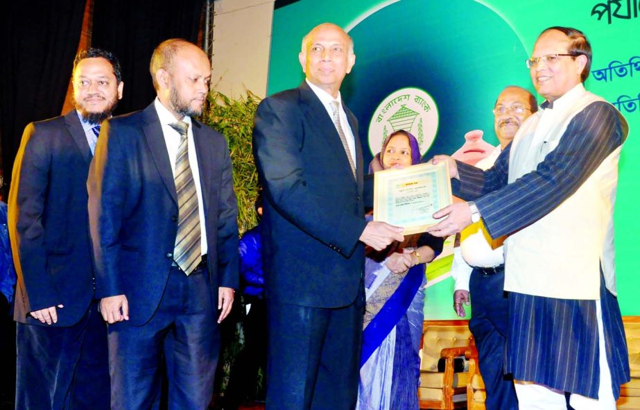 Bangladesh Bank Governor Dr Atiur Rahman, handing over a certificate to Aminul Islam, Managing Director (CC) of Bank Asia Ltd in recognition of the bank's contribution in promoting School Banking Service in the country at Bangladesh Bank Training Academy