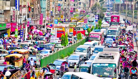 City experienced total chaos as vehicles remain stuck up on the streets on Monday causing untold sufferings to commuters for several hours. This photo was taken from Topkhana Road.