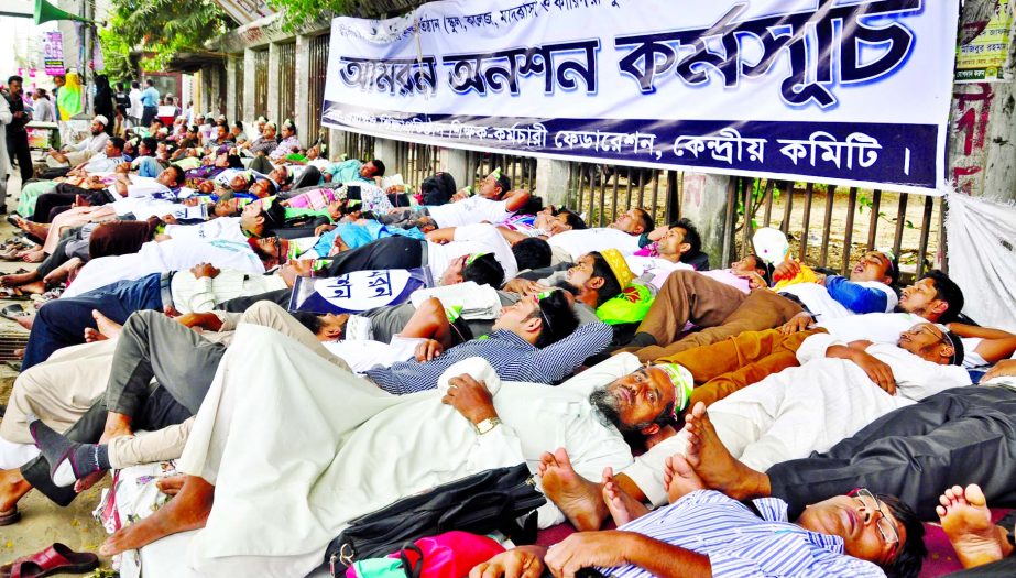 Non-MPO teachers continue fast-unto-death for 8th consecutive day on Monday in front of Jatiya Press Club demanding their inclusion in MPO list.