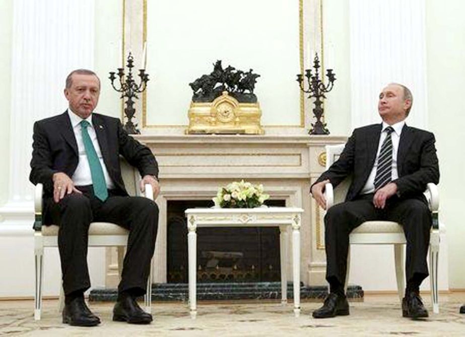 Russian President Vladimir Putin (R) meets with Turkish President Tayyip Erdogan at the Kremlin in Moscow