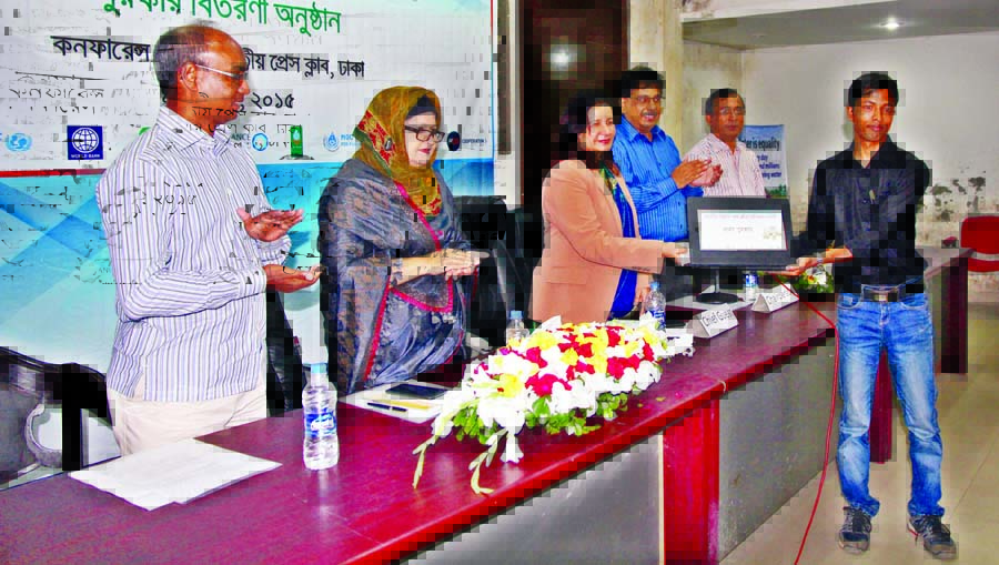 Secretary to the Prime Ministers' Office Suraiya Begum distributing prizes among the winners of 'National wash story competition-2015' at the Jatiya Press Club on Wednesday.