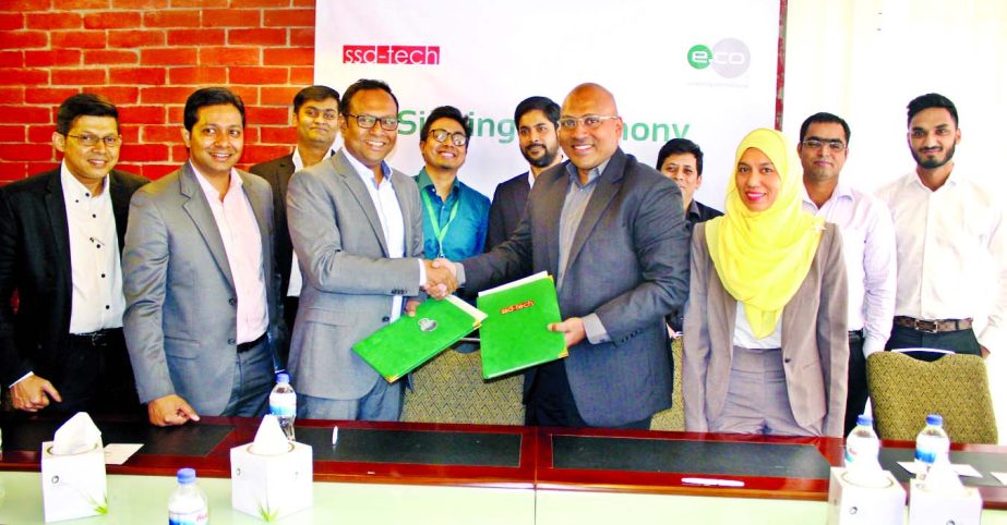 Darryl Sinnappa, Managing Director of edotco Bangladesh and Rayan Rahman, Head of Finance of SSD-Tech, inks a deal at a city hotel on Thursday. The agreement will help SSD-Tech to expand their network coverage across the country.