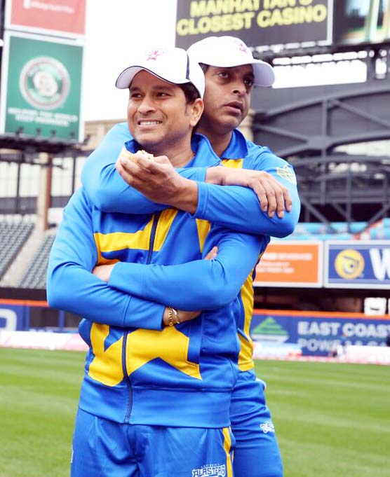 Sachin Tendulkar gets some pre-game love from new team-mate Shoaib Akhtar on Saturday.