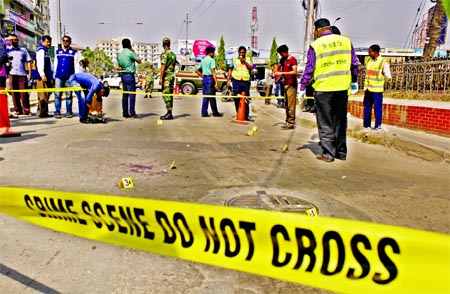 An on-duty military police (MP) personnel was stabbed by a miscreant near Kachukhet check point at Dhaka Cantonment in city on Tuesday morning. Photo shows CID police trying to collect evidences from the spot.