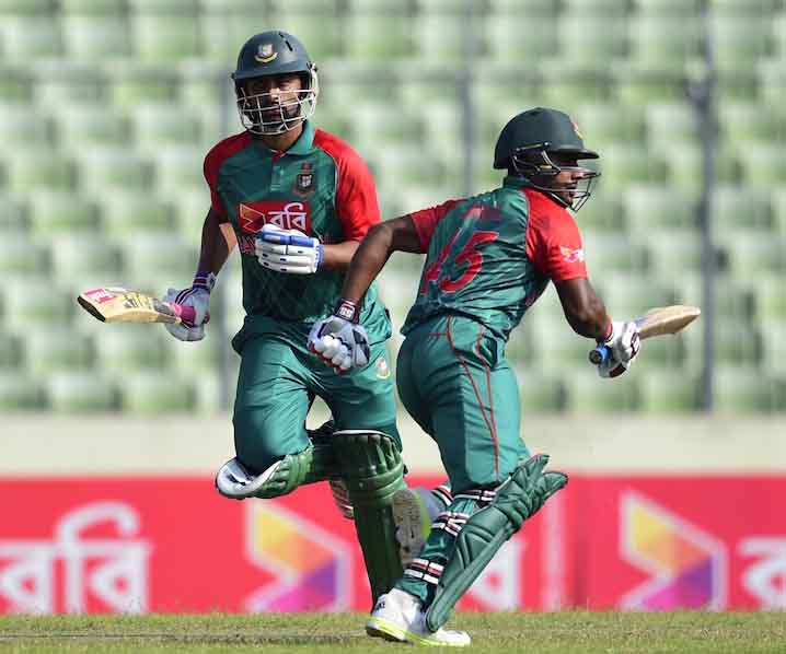 Bangladesh cricketer Tamim Iqbal (L) and Imrul Kayes (R) run between the wickets during the third one-day international (ODI) cricket match between Bangladesh and Zimbabwe at the Sher-e Bangla National Stadium in Dhaka on Wednesday.