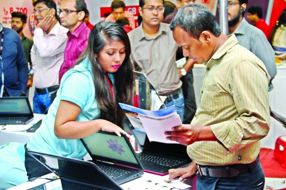 Students and youths gathered at Dell counter of â€œEdumaker Laptop Fair 2015â€ in City's Bangabandhu International Conference Centre (BICC) on Friday.