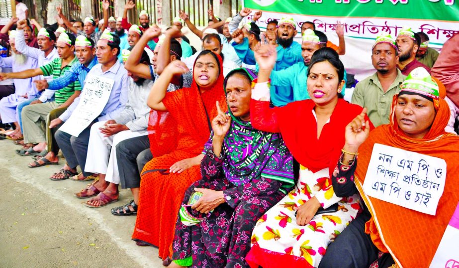 Non-MPO teachers continue sit-in for 21st consecutive day on Sunday reiterated their demand for inclusion into MPO facility but the Govt still not take any heed to their demand. This photo was taken from near Jatiya Press Club.