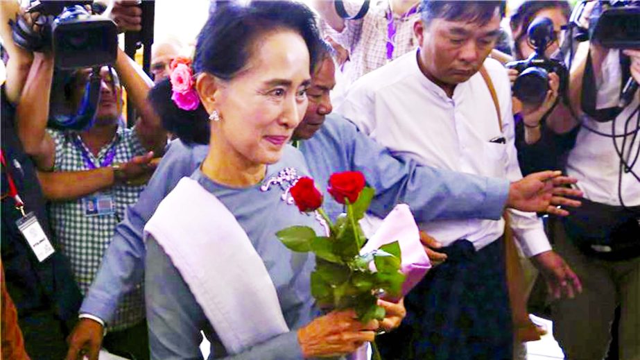 Aung San Suu Kyi has returned to parliament after her party's landslide victory in legislative election held last week.