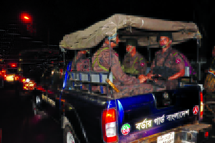Border Guard Bangladesh (BGB) personnel being deployed across the capital from 6 PM on Wednesday, following Jamaat's call for daylong hartal today (Thursday). This photo was taken from near Bangladesh Secretariat.