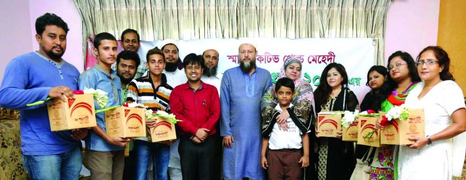 Winners of the Smart Active Gold Mehedi Alpana Utsav organized by Tashmia Herbal and Chemicals, pose for photograph with Tauhid Ahmed, Managing Director and Fahmida Ahmed, Director of Tashmia Herbal and Chemicals at a function in the city recently.