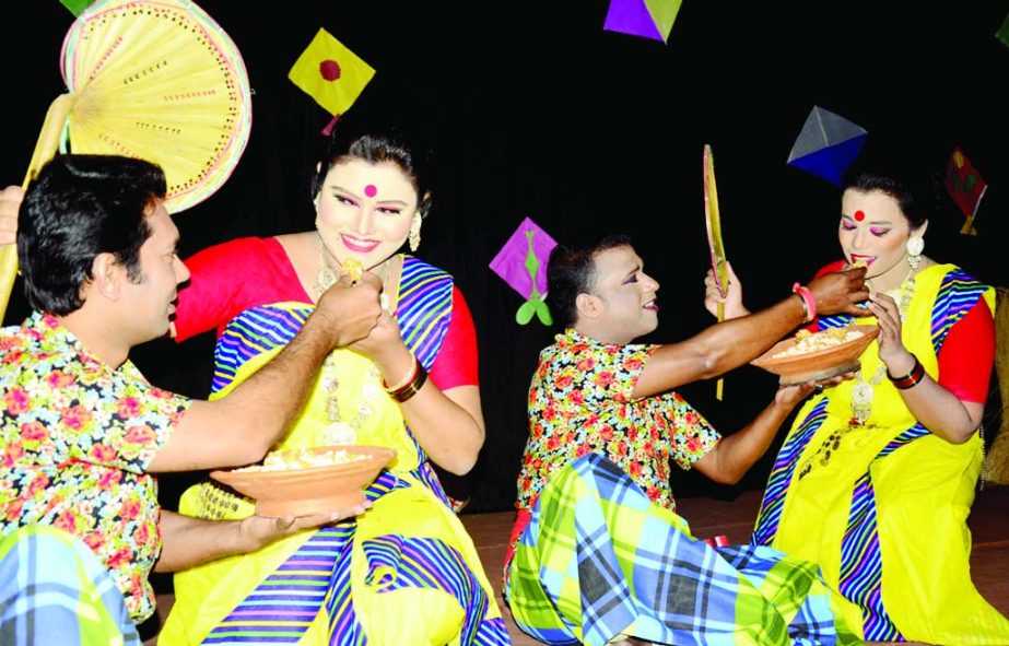 BOGRA: Amra Kojon Shilpigosthi, Bogra arranged a cultural programme marking Nobanno Utshab at Bogra Old Shilpakala Academy premises recently.