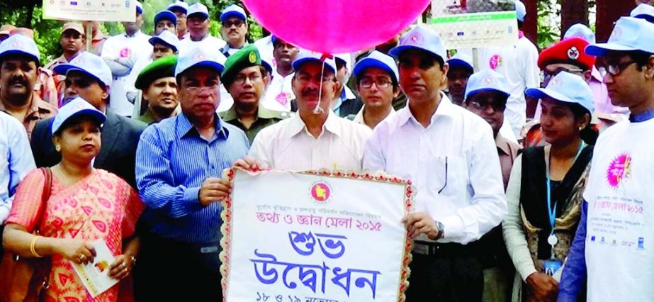 RANGPUR: National Project Director of Comprehensive Disaster Management Programme-II(CDMP) Mohammad Abdul Kaiyum with Divisional Commissioner, Rangpur Muhammad Dilwar Bakht inaugurating two- daylong Divisional Information and Knowledge Fair on Disaster