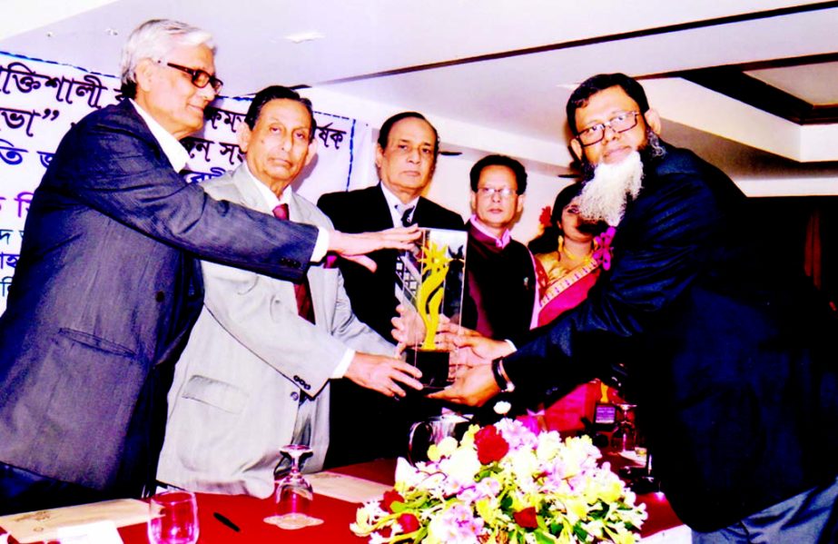 Justice Joynul Abedin handing over Kabiguru Rabindranath Tagore Gold Medal to Mohsin Miah, Chairman of Paikpara Union Parishad, Rajoir, Madaripur for his contribution in social services at a ceremony organized recently by Dhara Samajik Sangskritik Sangsth