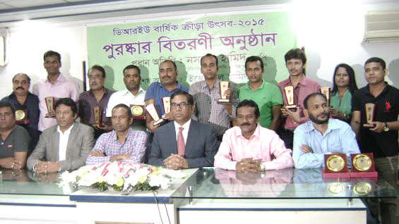 The winners of the Dhaka Reporters Unity (DRU) Sports Festival with the guests and the officials of DRU pose for camera at the Sagar-Runi Auditorium in DRU on Wednesday.