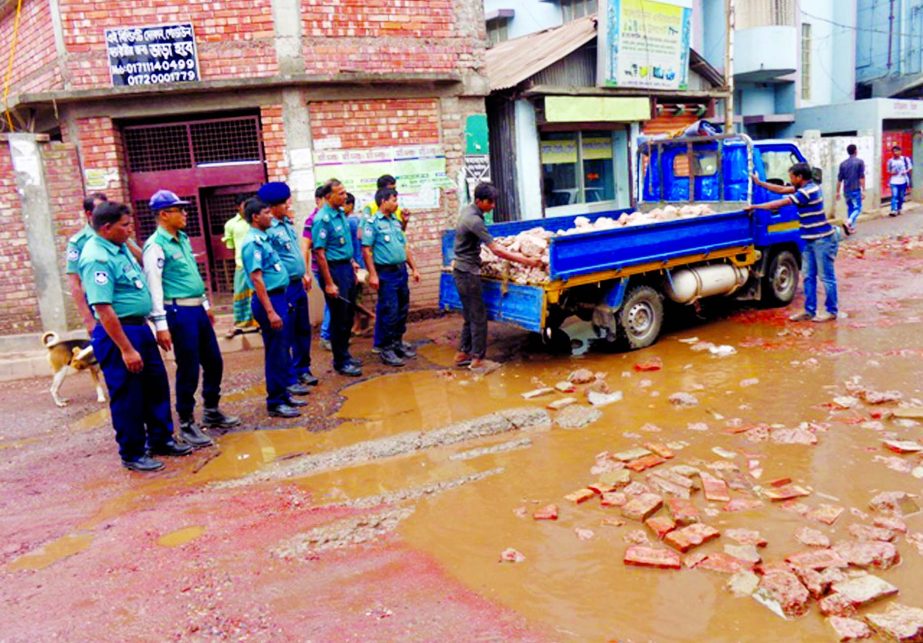 Traffic police of Tejgaon Thana at their own initiative repairing the road from Hatirjheel Corner to Tejgaon Saatrasta which was in bad shape for a few days. This photo was taken from Begunbari area on Thursday.