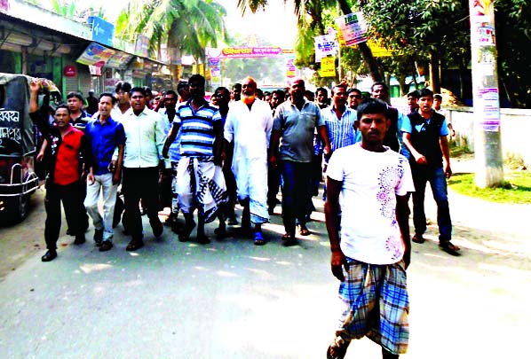 JAMALPUR: Leaders and workers brought out a procession protesting arrest of former upazila chairman of Melandah yesterday.