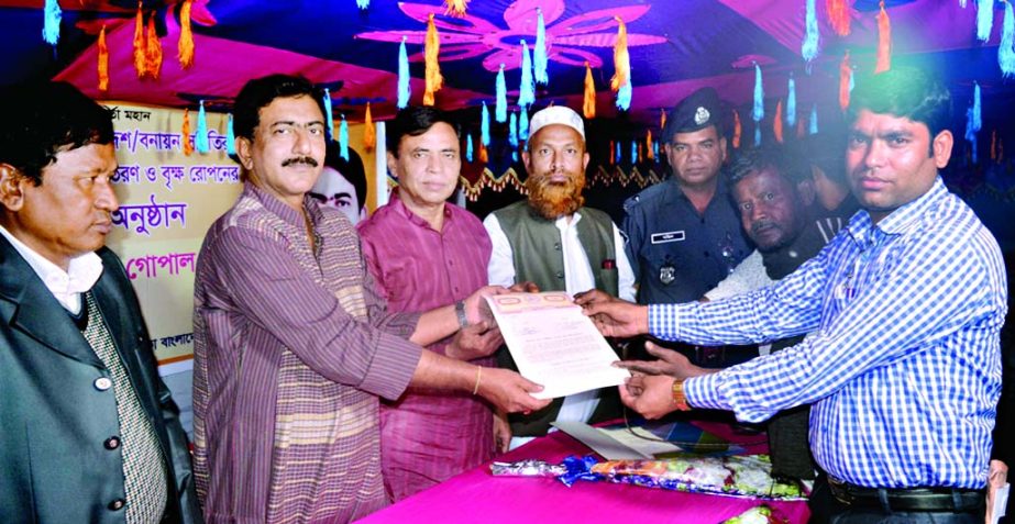 DINAJPUR: Monoranjan Sheel Gopal MP distributing tree selling money and plantation agreements among the members of North Paharpur Ekota Jubo Songha in Kaharol Upazila recently.