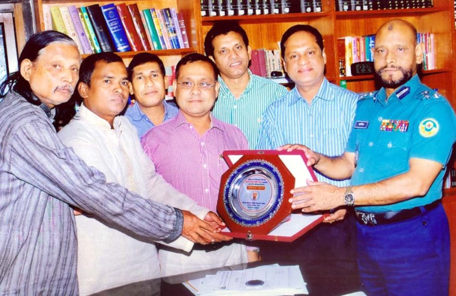 Leaders of the Committee for Celebrating of Bangabandhu's Birthday Centenary presenting crest to CMP Commissioner Abdul Jalil Mandal as best Commissioner at a function in the city recently.