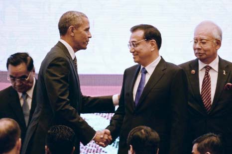 US President Barack Obama (L) shakes hands with Chinese Premier Li Keqiang at the East Asia Summit in Kuala Lumpur on Sunday.