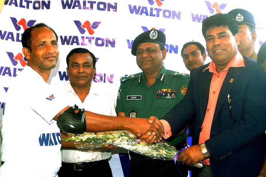 First Senior Additional Director of Walton FM Iqbal Bin Anwar Dawn receiving Abdul Halim (left) after making a record at the Bangabandhu National Stadium on Sunday. His record will be written in the Guinness Book of World Records.