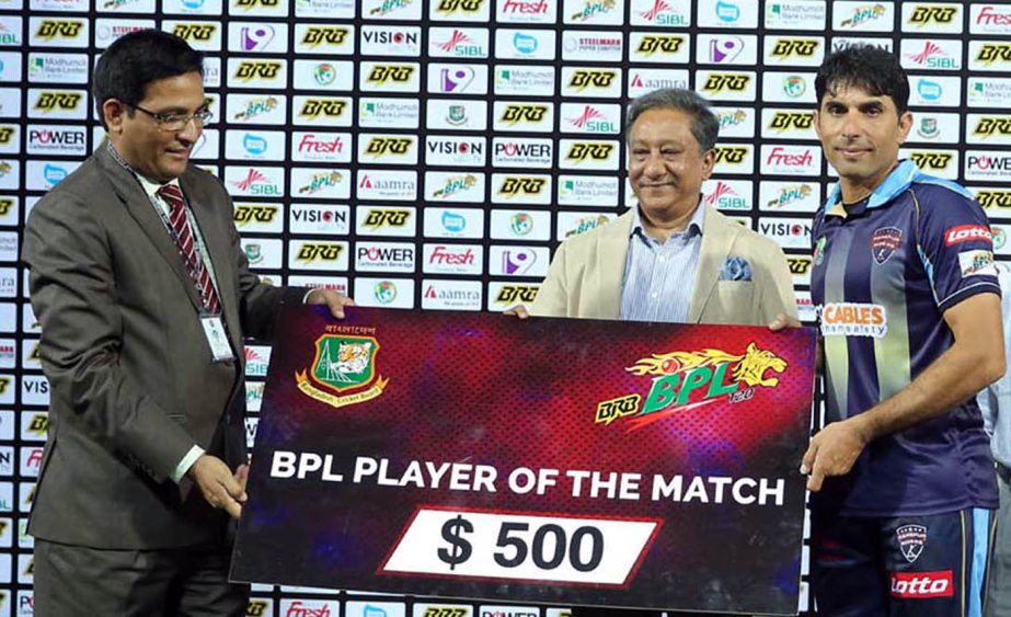 Misbah-ul-Haq of Rangpur Riders receiving the Man of the Match award at the Sher-e-Bangla National Cricket Stadium in Mirpur on Sunday. Banglar Chokh