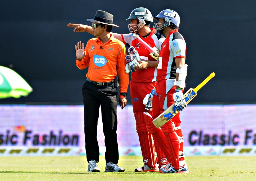 Tamim Iqbal and Tillakaratne Dilshan have a chat with the umpire during the Bangladesh Premier League match between Sylhet Superstars and Chittagong Vikings at the Mirpur Sher-e-Bangla National Cricket Stadium on Monday.