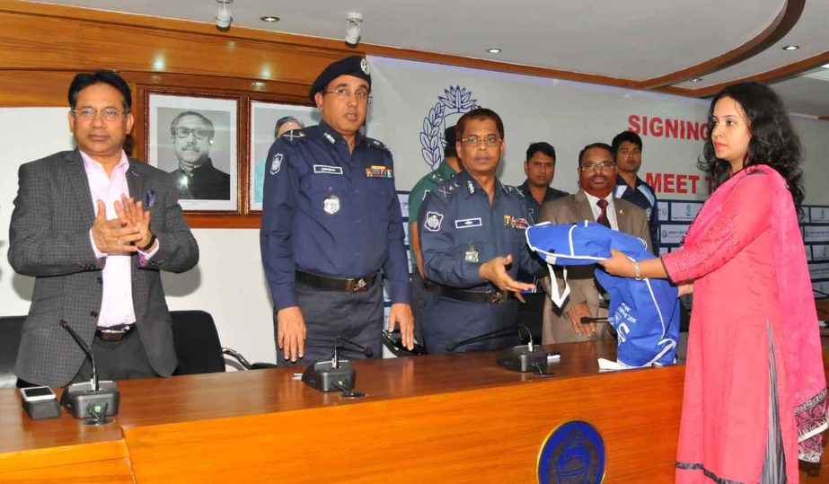 Inspector General of Bangladesh Police AKM Shahidul Haque receiving Blazer from a representative of Minister High-tech Limited at the Police Headquarters Conference Hall in the city on Wednesday.