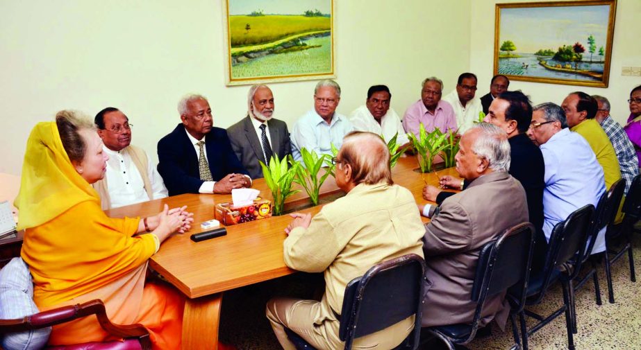 BNP Chairperson Begum Khaleda Zia exchanging views with the party's senior leaders at her Gulshan office on Wednesday night.