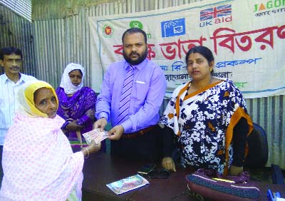 BETAGI(Barguna): Amena Begum, Vice Chairman, Barguna Upazila Parishad distributing old age allowances among poor families organised by local NGO Jago Nari at Local Government, Polli Unnayan and Samabay Directorate office premises on Wednesday. Among o