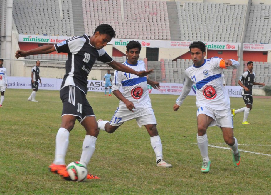 A scene from the football match of the Bangladesh Championship League between Police Athletics Club and Uttar Baridhara Club at the Bangabandhu National Stadium on Thursday. The match ended in a goalless draw.