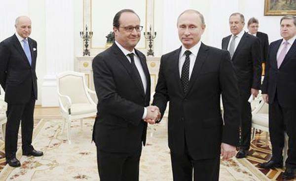 Russia's President Vladimir Putin (centre R) shakes hands with his French counterpart Francois Hollande during a meeting at the Kremlin in Moscow, Russia on Thursday.