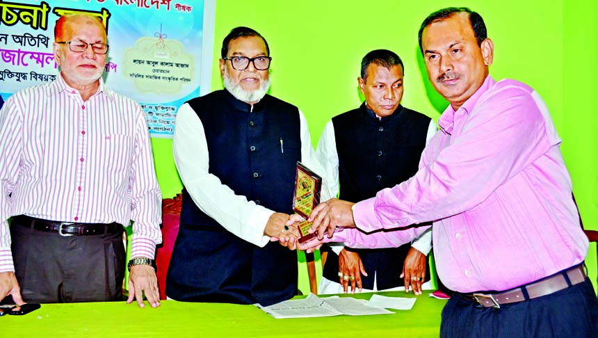 Liberation War Affairs Minister AKM Mozammel Haque handing over crest to Prof Dr Abdul Aziz for the latter's contribution to medical science at a ceremony organized by Sammilita Samajik Sangskritik Parishad at the Public Library auditorium in the city's