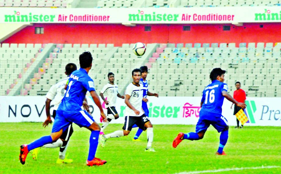 Action from the Minister Fridge Bangladesh Championship Football League match between Arambagh KS and Youngmen's Club Fakirerpool at the Bangabandhu National Stadium on Saturday.