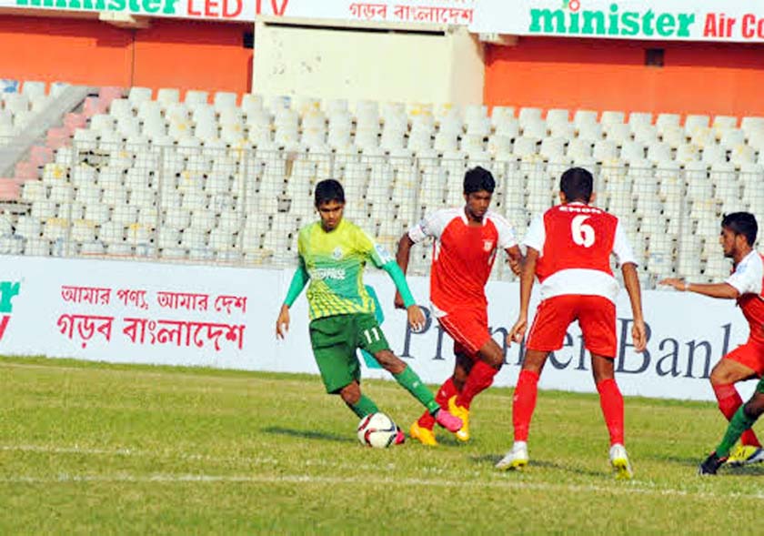 A moment of the football match of the Minister Fridge Bangladesh Championship League between Victoria Sporting Club and Wari Club at the Bangabandhu National Stadium on Sunday. The matches ended in a 1-1 draw.