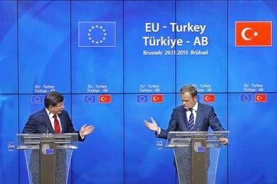Turkish Prime Minister Ahmet Davutoglu (L) and European Council President Donald Tusk attend a news conference after a EU-Turkey summit in Brussels, Belgium on Sunday.