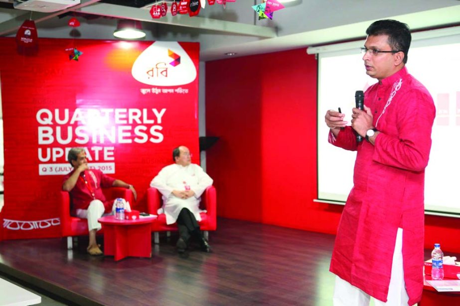 Robi Managing Director and Chief Executing Officer, Supun Weerasinghe speaking at a press conference on 'Quarterly Business Update' for Q3, 2015 at its office in the city on Sunday.