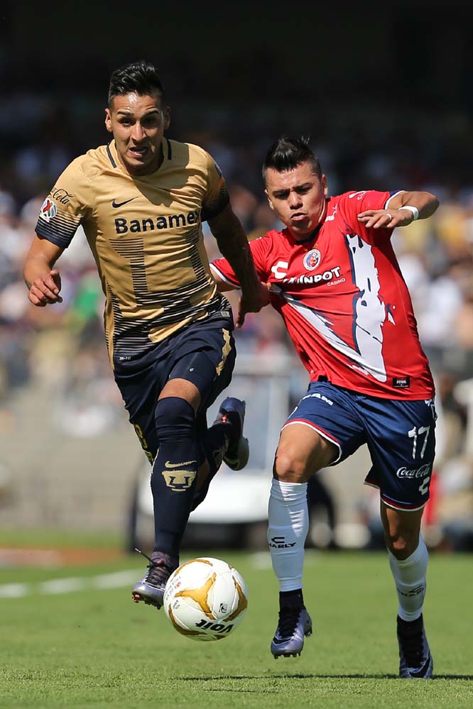 Pumas' Fidel Martinez (left) fights for the ball with Veracruz's Emmanuel Garcia during a Mexican soccer league match in Mexico City on Sunday.