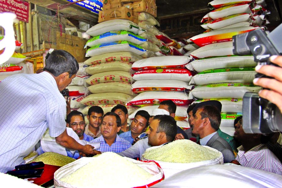 Shop owners and sellers from now on will use jute sacks instead of polythene bag, State Minister for Jute Mirza Azam visited the Kawran Bazar on Monday and issued the directives.