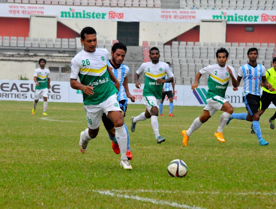 A moment of the football match of the Minister Fridge Bangladesh Championship League between Agrani Bank Limited Sporting Club and Youngmens Club Fakirerpool at the Bangabandhu National Stadium on Tuesday. Agrani Bank won the match 4-1.
