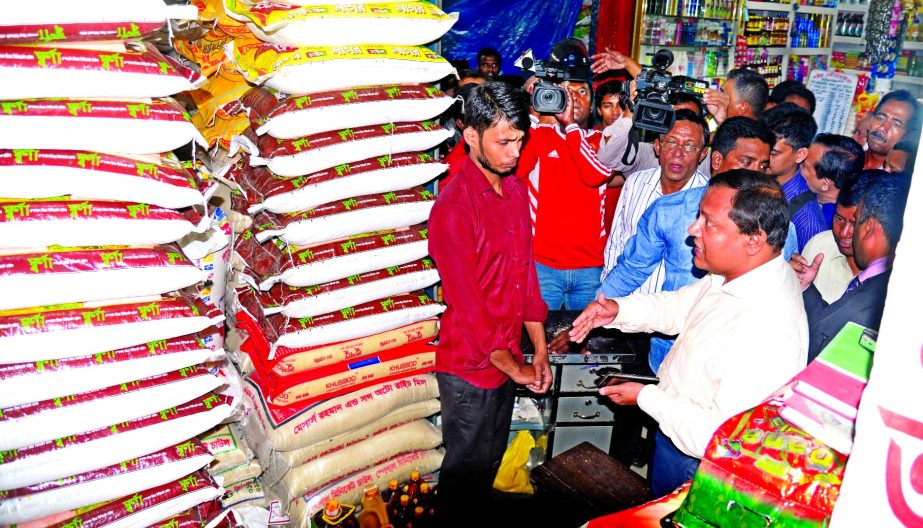 Special mobile court of Jute Directorate along with DMP police visited the New Market area led by State Minister Mirza Azam in a bid to use jute sacks instead of polythene bags from now on.