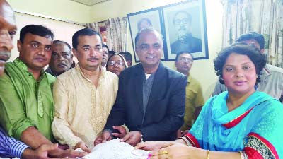 FENI: Omar Faruk Khan, Awami League nominated mayor candidate of Daganbhuiyan Pourashava submitting nomination paper to Returning Officer and UNO Farida Khanam yesterday.