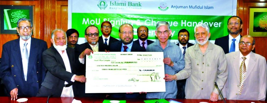 Engr. Mustafa Anwar, Chairman of Islami Bank Bangladesh Ltd. handing over the cheque to Md. Shamsul Huque Chishty, President of Anjuman-e Mufidul Islam at Islami Bank Tower in the city on Thursday.