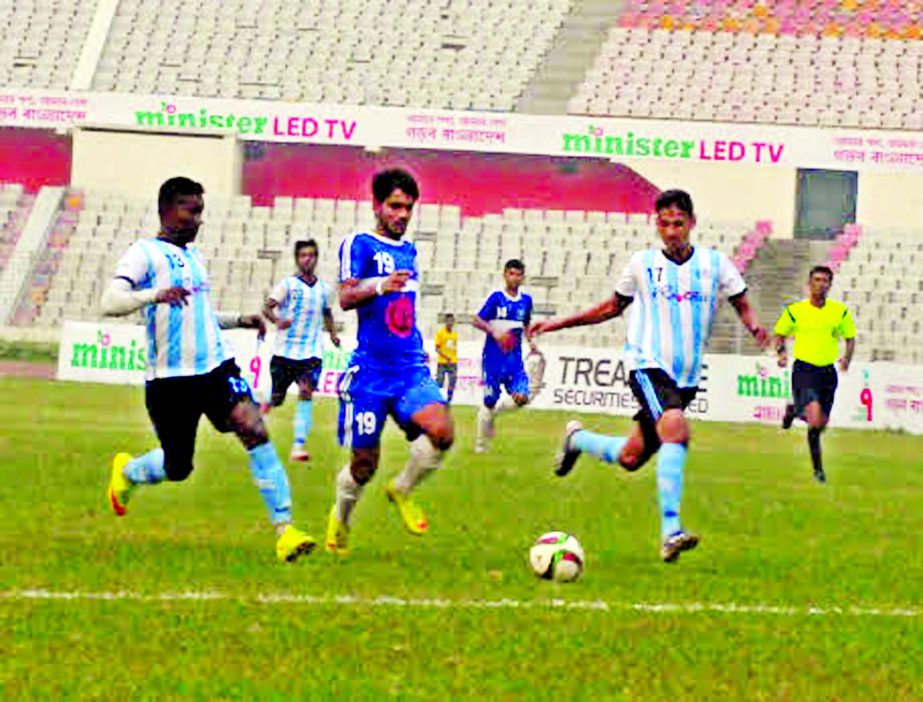 A moment of the football match of the Minister Fridge Bangladesh Championship between Uttar Baridhara Club and Youngmens Club Fakirerpool at the Bangabandhu National Stadium on Friday. The match ended in a 1-1 draw.