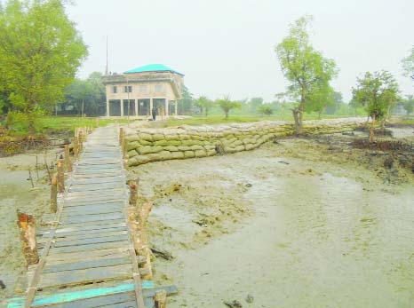 BAGERHAT: Sand bags are being placed to protect a cyclone shelter from the erosion of the Bay of Bengal at Meher Alir Char at Dubla under Eastern Division of Sunderbans.