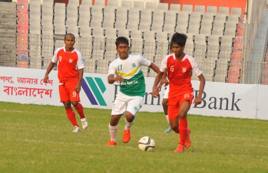 A moment of the Minister Fridge Bangladesh Championship League between Agrani Bank Limited Sports Club and Wari Club at the Bangabandhu National Stadium on Saturday.