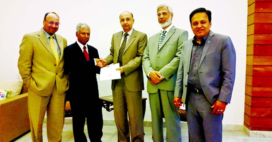 Hafizur Rahman Khan, President of IBFB (3rd from right) and Mohammed Alamgir, Vice Chairman of FOBANA (2nd from left) sign a MOU to work together for mutual benefits of both organizations on Wednesday at the IBFB office at Tejgaon, Dhaka. Mahmudul Islam C