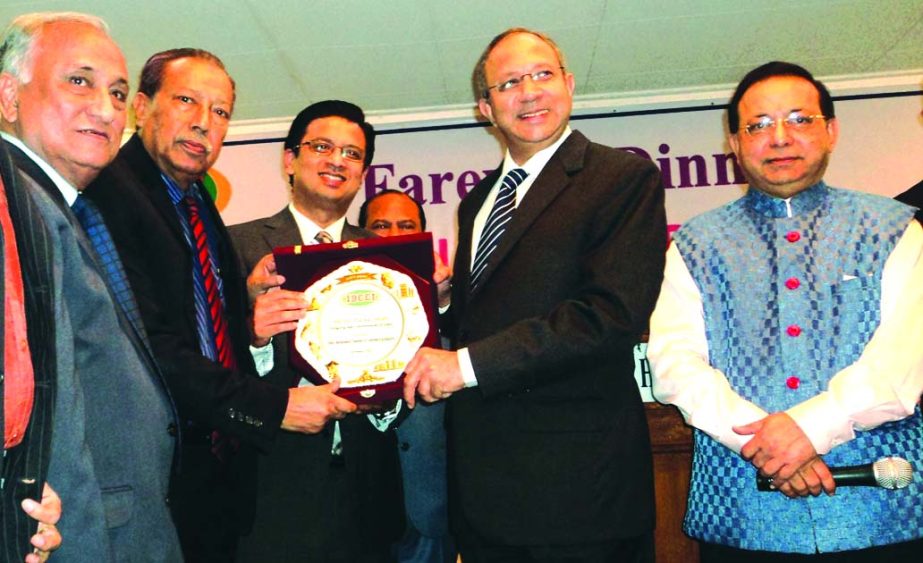 Outgoing High Commissioner of India, Pankaj Saran receiving a Chamber Crest from Taskeen Ahmed, President elect of India-Bangladesh Chamber of Commerce and Industry (IBCCI) at a farewell dinner organized by the Chamber recently at Hotel Purbani Internatio