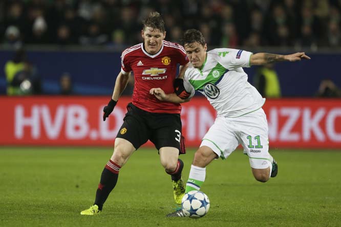 Manchester United's Bastian Schweinsteiger (left) and Wolfsburg's Max Kruse fight for the ball during the Champions League group B soccer match between VfL Wolfsburg and Manchester United in Wolfsburg, Germany on Tuesday.